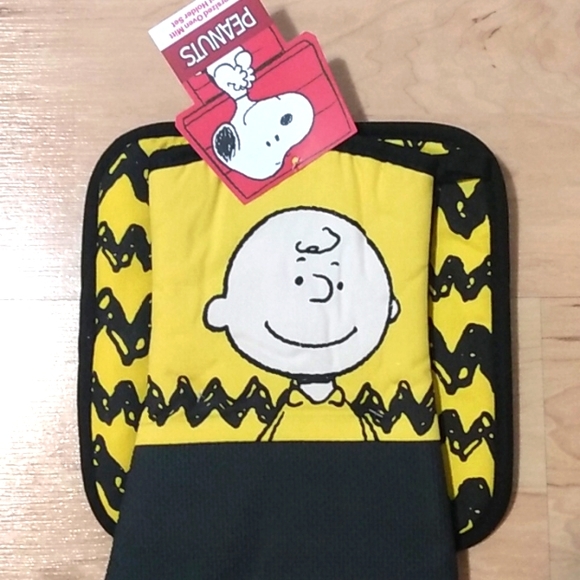 Peanuts Snoopy Charlie Brown Oversized Oven Mitt and Pot Holder Set - Picture 2 of 4